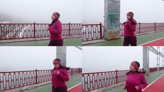年轻胖乎乎的高加索女孩在桥上奔跑。侧射慢动作。紫色套装