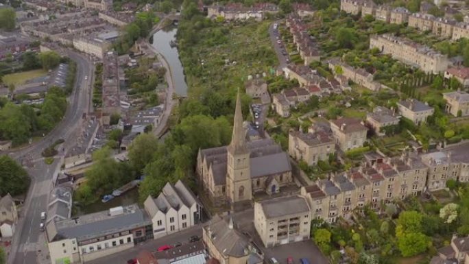 英国巴斯的房屋和河流的自上而下的高架天线接近Widcombe的圣马修教堂