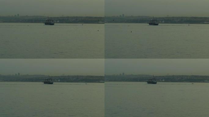 早晨伊斯坦布尔背景下的海上货船