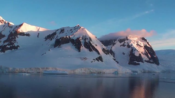南极洲。日落。冰川。山。