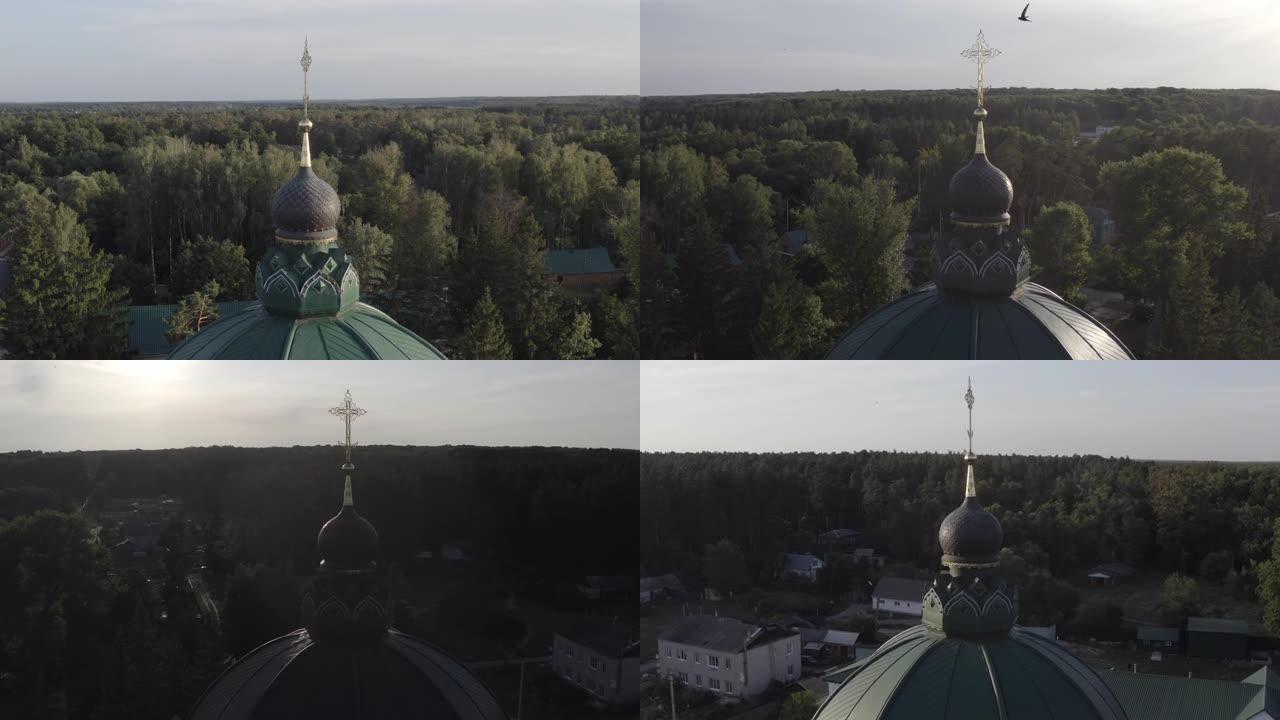 俄罗斯鸟瞰图东正教教堂的圆顶和十字架