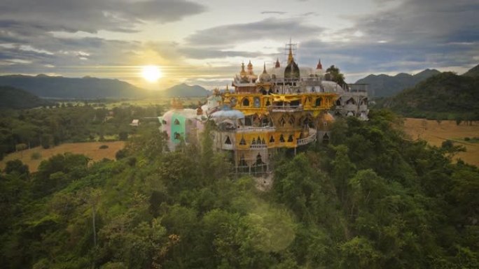 日落时间在泰国那空叻差岛北冲考艾山的Simalai Songtham山上的神奇寺庙