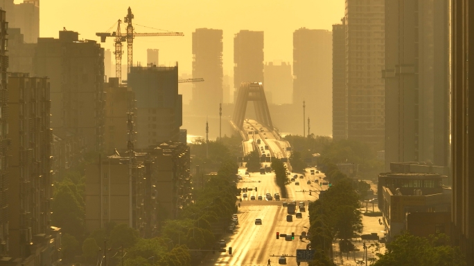长焦拍摄清晨长沙福元路大桥缓缓的车流
