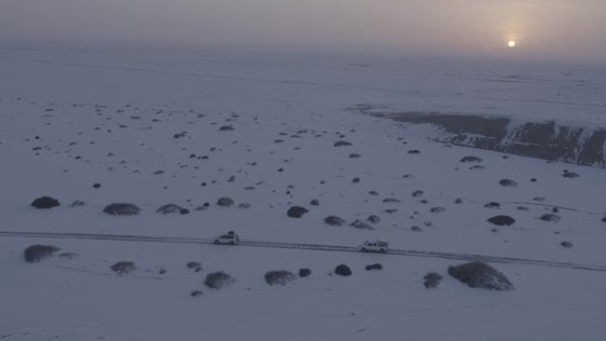 驾车穿越冰雪覆盖的沙漠中国无人区
