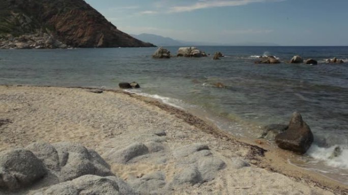 随着大海的移动，卡拉萨菲古海滩的全景。