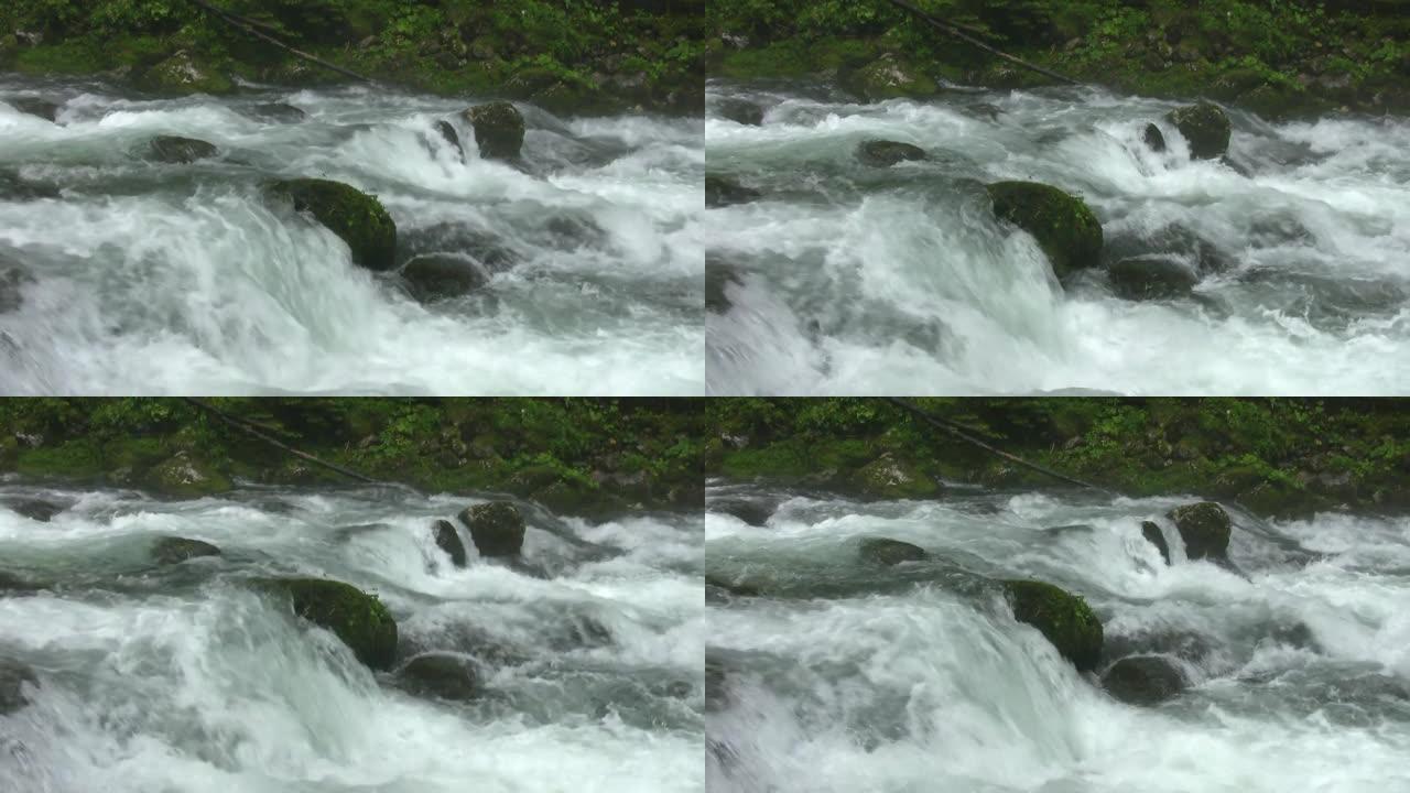 快速的山河。瀑布。源头山河。图姆宁河是锡霍特-阿林山脉东坡上最大的河流。