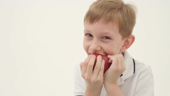 小男孩少了一些牙齿吃红苹果
