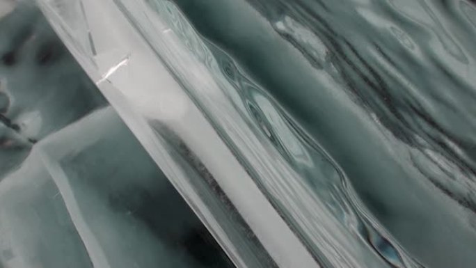 贝加尔湖天然冰川的特写纯透明冰块。