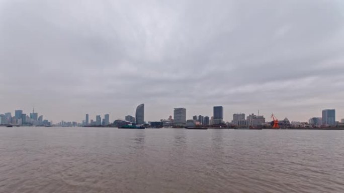 美丽的上海城市景观，多云的天空背景，在黄浦江上航行的货船，4k镜头，延时视频，b滚动镜头。