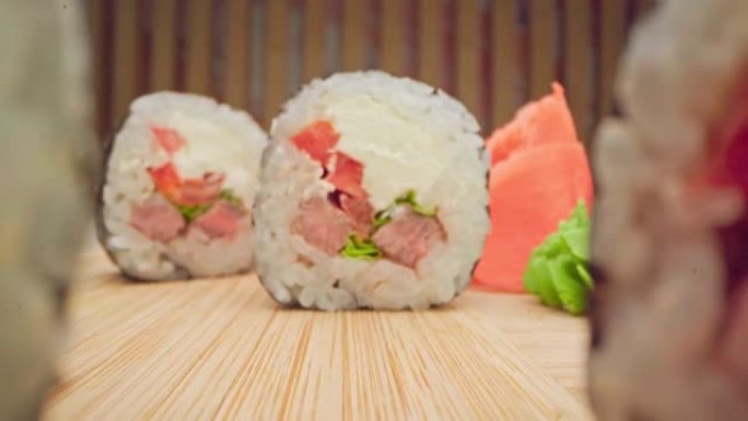 放大木制背景上日本寿司卷的幻灯片视频