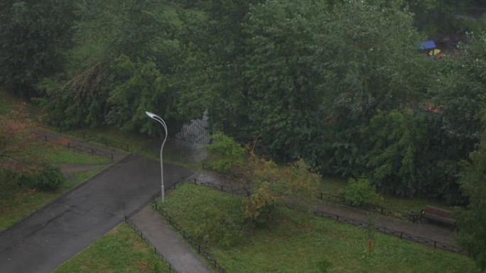 夏季大雨期间城市公园的俯视图