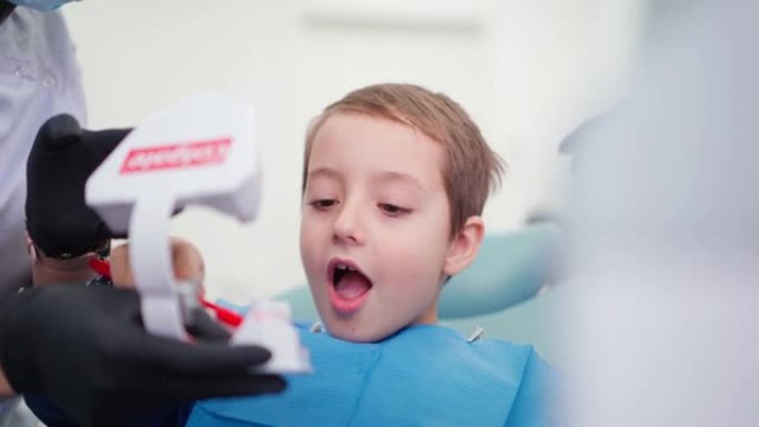 牙科诊所的女医生教如何正确刷牙小男孩