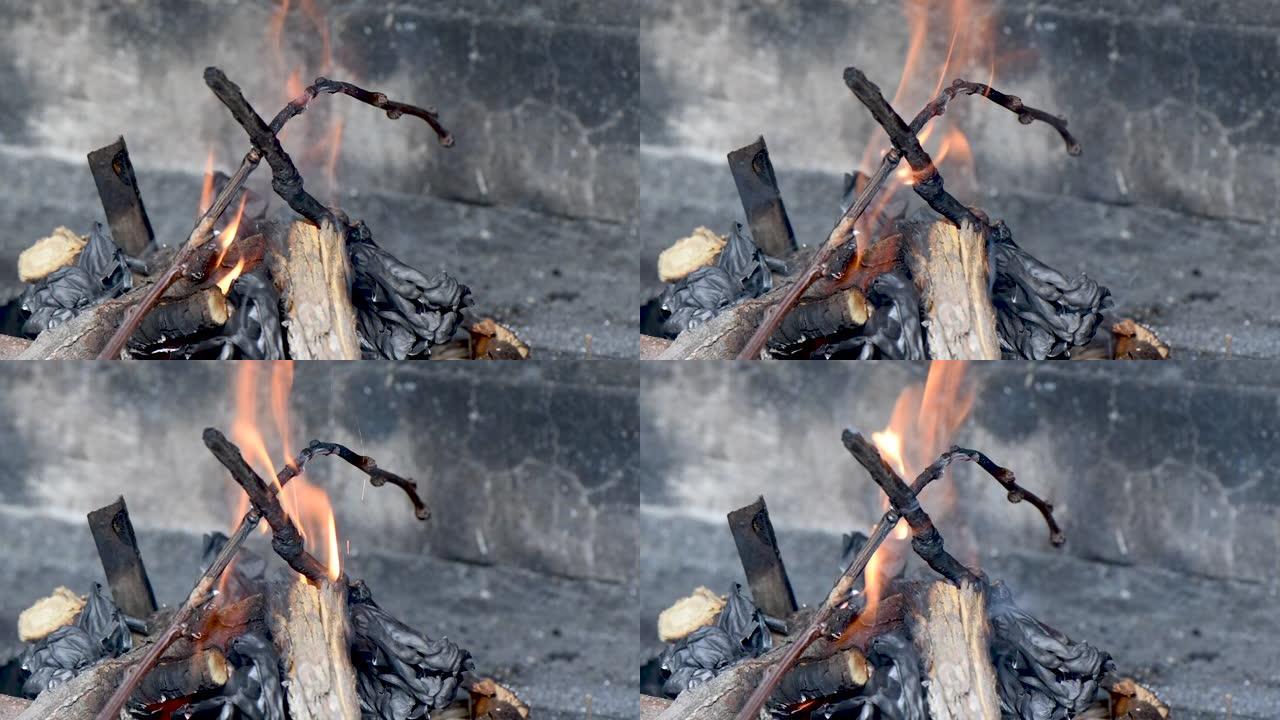 壁炉里着火了。树枝在篝火中燃烧。