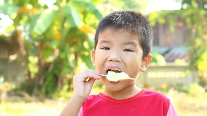 泰国儿童吃冰淇淋