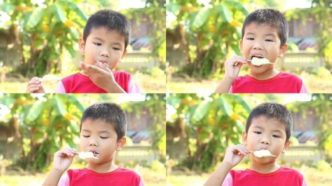 泰国儿童吃冰淇淋
