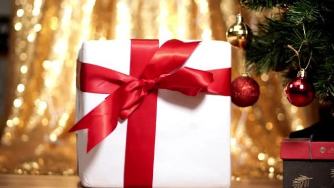 礼品盒和松树与圣诞灯背景。