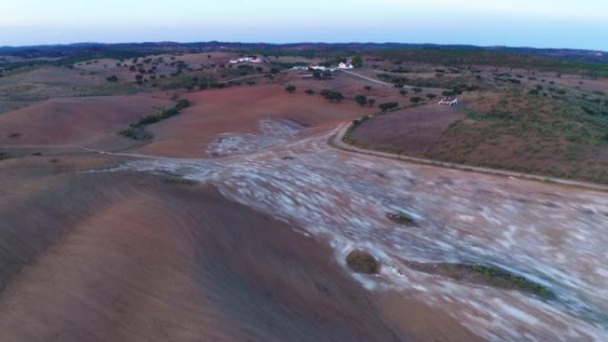 葡萄牙特雷纳日落时大理石石头尘埃的沙漠如山丘景观的无人机空中全景