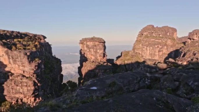 卡拉拉塔山谷的全景和奥扬特普伊山顶的大教堂岩石