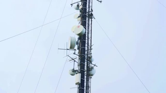 大型蜂窝通信塔，带有阵列，天线和天线，可提供移动连接以及4g和5g互联网。