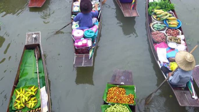 在水上市场的运河船上出售的各种食品，水果和蔬菜。