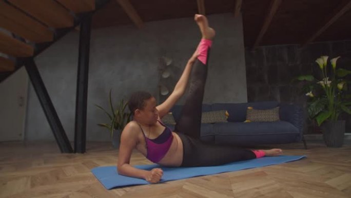 黑色健身女性做侧卧抬腿运动