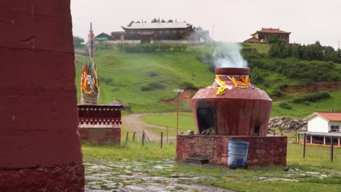 西藏 (中国) 山区城镇的佛教火葬场