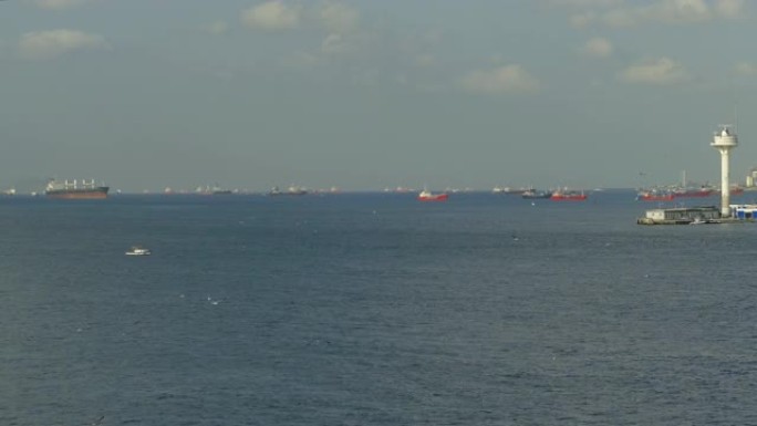 博斯普鲁斯海峡入口处的货船