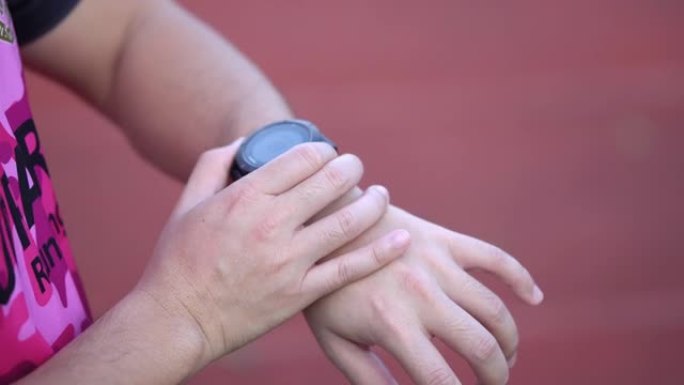 运动男子使用智能手表进行晨练。