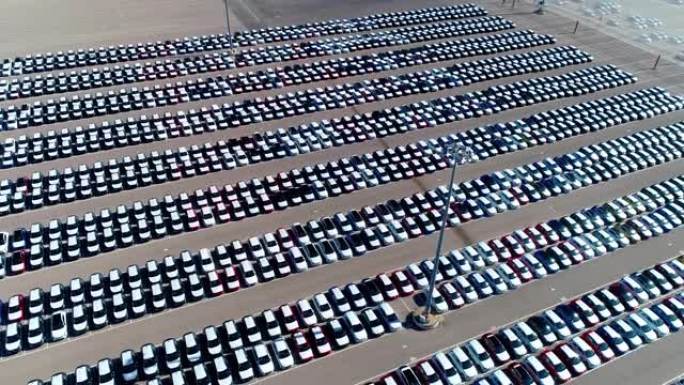 白天，许多停在停车场的白色汽车上方的无人机鸟瞰图。后面4K有免费停车场