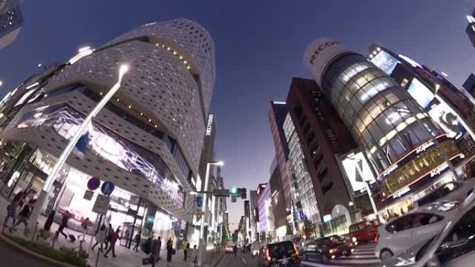 在城市里骑自行车。抬头看看周围。骑自行车穿越日本东京银座。动作相机拍摄。
