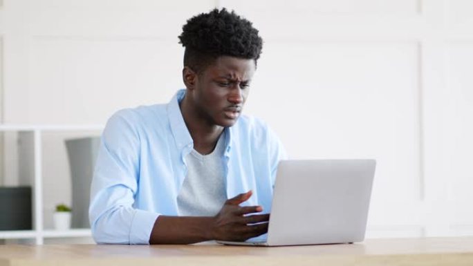 非洲经理正在寻找笔记本电脑，存在连接问题