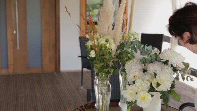 婚礼装饰师在桌子上装饰鲜花