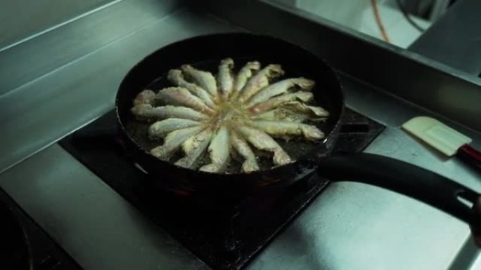 在铁锅中烹饪炸毛鳞鱼的观点