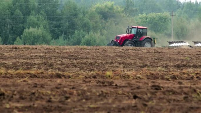 现代拖拉机使用GPS进行精准耕作的多犁旋转犁耕作土壤