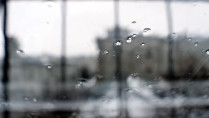 在令人讨厌的一天，大雨滴落在窗户玻璃上