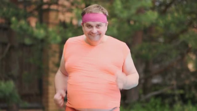 胖子在户外健身跑步