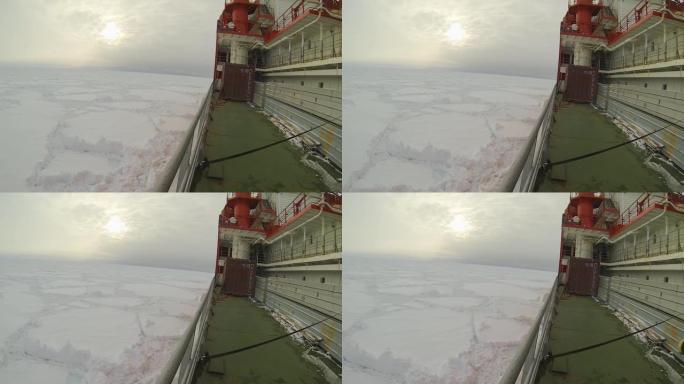 费多罗夫院士的大船在冬天驶过海冰。