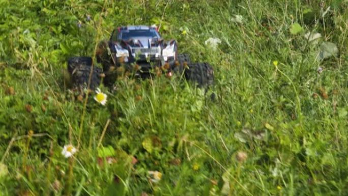 越野背景上无线电控制模型赛车的视图。带遥控器的玩具。空闲时间。儿童和成人概念。