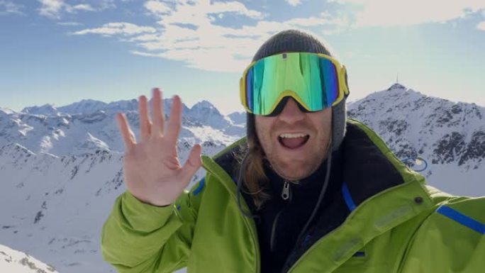 滑雪场上快乐的年轻人在山区享受寒假时自拍。男子手机视频聊天，瑞士阿尔卑斯山