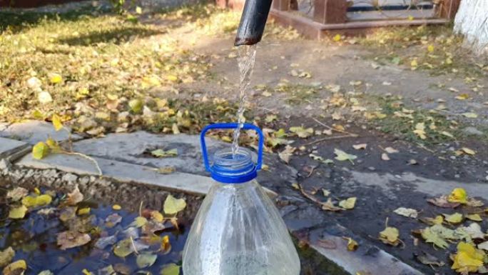 塑料瓶在外面慢慢装满水。水压差。