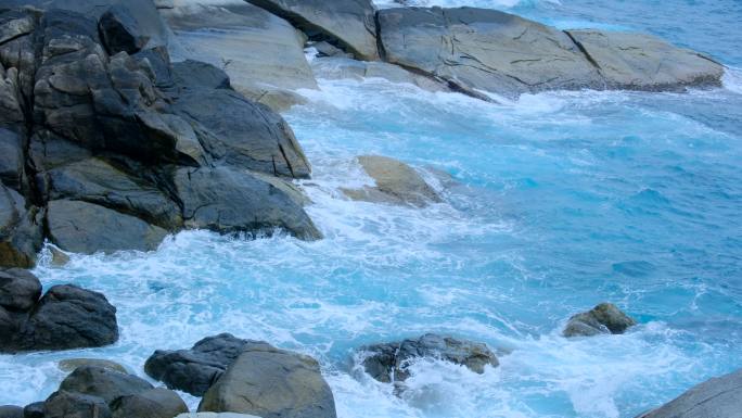 海浪拍打礁石岩石 波涛汹涌 海枯石烂