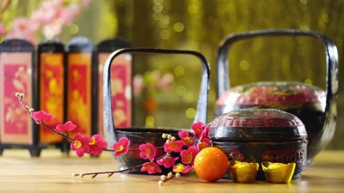 带有人造花和农历新年装饰金锭的中国古代篮子