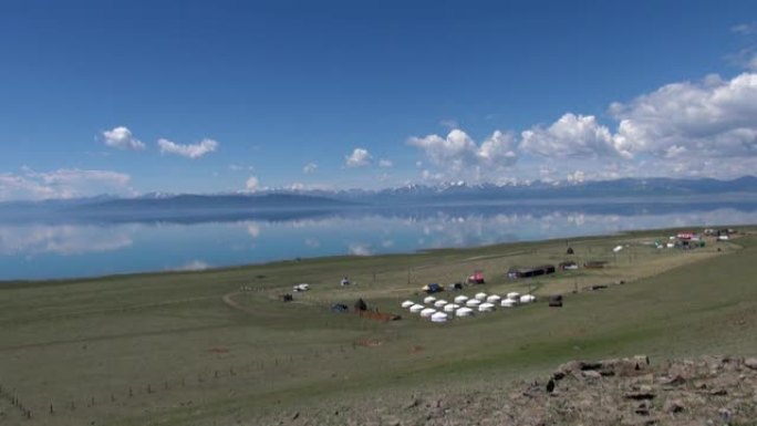 蒙古包和小屋，位于蒙古Hubsugul湖畔。