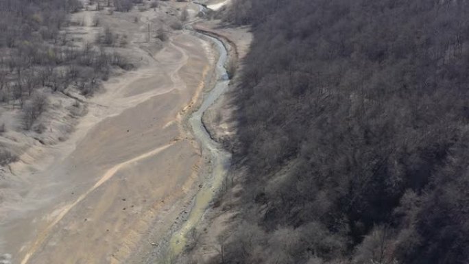 河流沿海地区的黄铁矿废物4k航拍视频