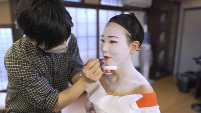 员工向客户申请特殊的 “maiko” (培训中的艺妓) 化妆-第1部分，共2部分