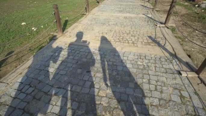 三个人走路的影子。