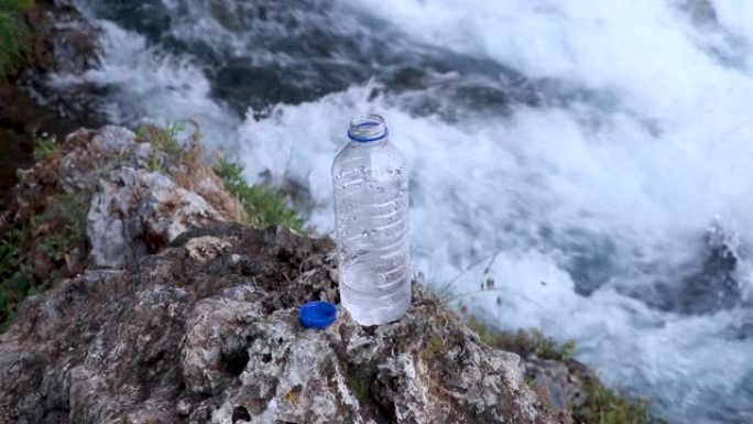 流淌的河边的水瓶