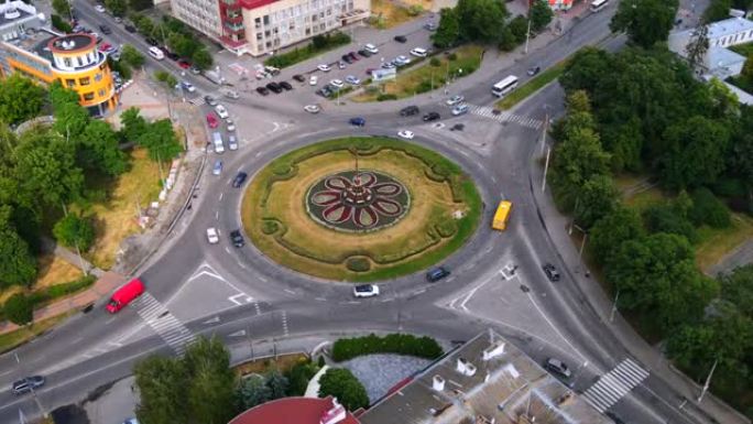 欧洲小城市环形汽车环形交叉路的4k鸟瞰图