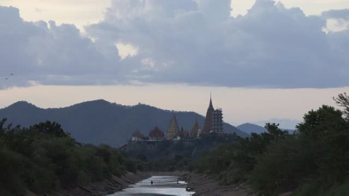 白天到晚上的时间流逝悬崖边缘的Wat tham sua或老虎洞穴寺