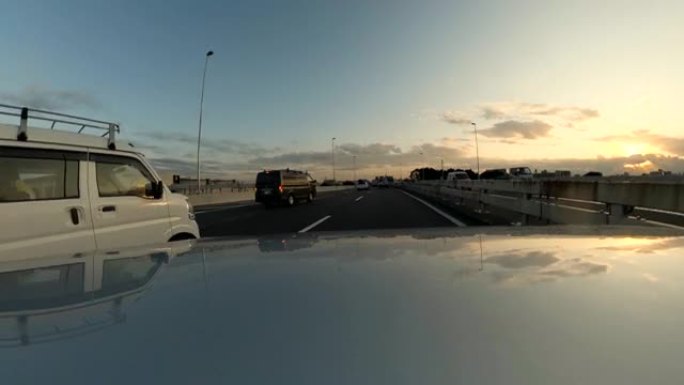黄昏时在高速公路上开车。汽车引擎盖上的摄像头。动作相机拍摄。